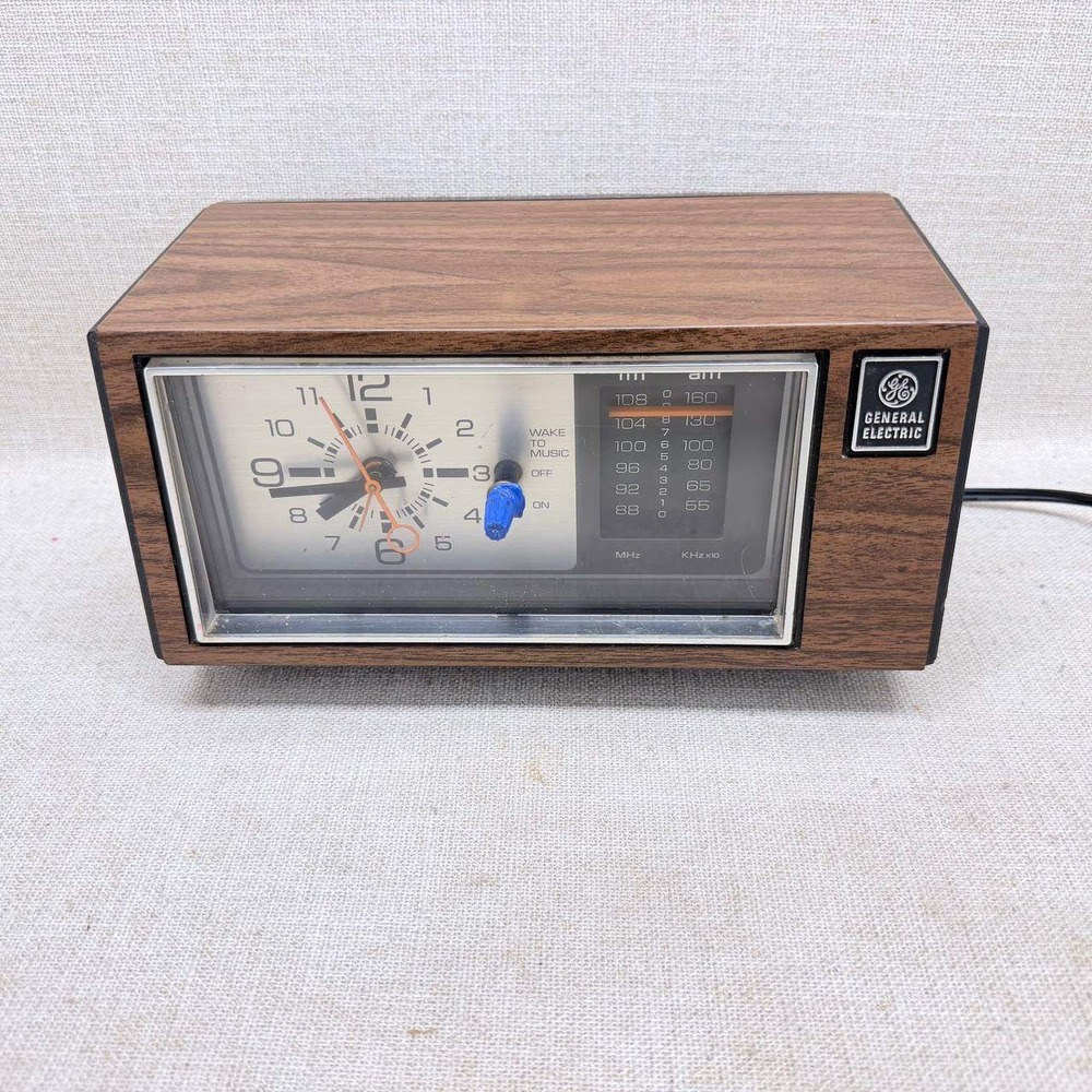 Vintage GE AM/FM Clock Radio Wood Grain Model 7-4550C General Electric Retro
